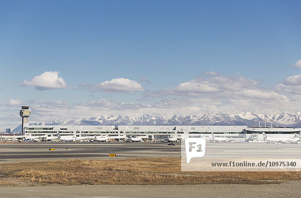Das C-Terminal des internationalen Flughafens Ted Stevens Anchorage von der Landebahn aus gesehen  Anchorage  Süd-Zentral-Alaska  USA  Frühling