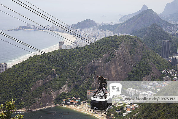Seilbahnstation am Zuckerhut mit Blick auf den Tiburcio Beach und den Copacabana Beach; Rio de Janeiro  Brasilien'.