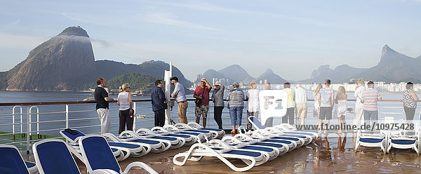 Kreuzfahrtschiff passiert den Zuckerhut  Christus der Erlöser-Statue; Rio de Janeiro  Brasilien'.