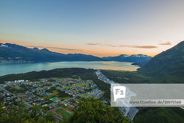 Blick über Valdez und Port Valdez von oberhalb des High School Hill  Southcentral Alaska