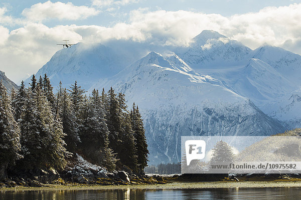 Ein Flugzeug setzt zur Landung auf dem Flughafen Valdez an  während es über Dock Point fliegt; Alaska  Vereinigte Staaten von Amerika'.