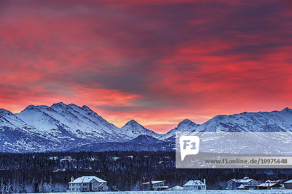 Landschaftlicher Blick auf einen winterlichen Sonnenaufgang über den Chugach Mountains im Süden von Anchorage  Southcentral Alaska