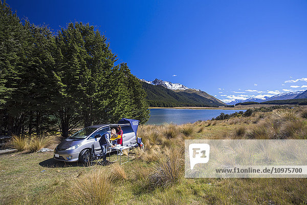 Ein Paar in einem Wohnmobil schlägt sein Lager am Mavora Lake auf; Mavora  Southland  Neuseeland'.