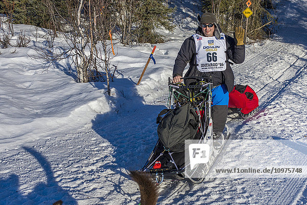 John Baker und sein Team laufen den Trail am Long Lake hinunter  kurz nachdem sie den Neustart in Willow  Alaska  während des Iditarod 2016 verlassen haben.