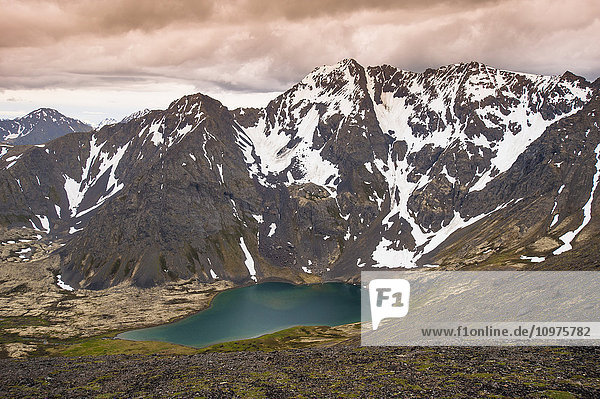 Panoramablick auf den Skip Lake und das Tal vom Ship Pass im Chugach State Park in der Nähe von Anchorage  Süd-Zentral-Alaska  Sommer