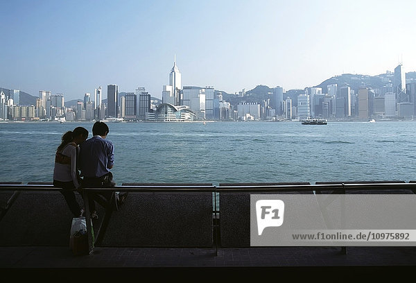 Paar wartet auf Star Ferry neben dem Hafen von Kowloon  Hongkong  China