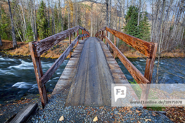 Resurrection Pass Trail Brücke über Resurrection Creek in der Nähe von Hope  Southcentral Alaska  Herbst Hdr