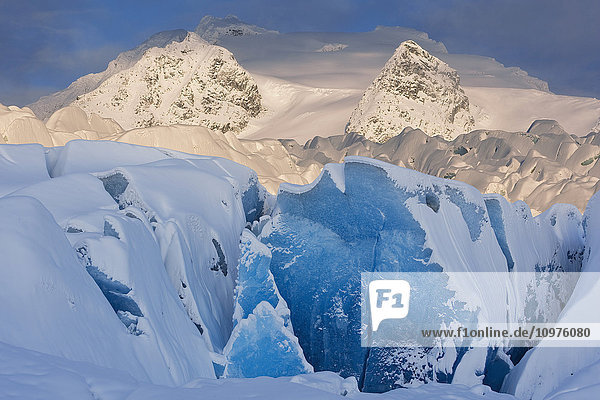 Winterliche Aussicht auf den Mendenhall-Gletscher mit den Coast Mountains im Hintergrund  Tongass National Forest  Südost-Alaska