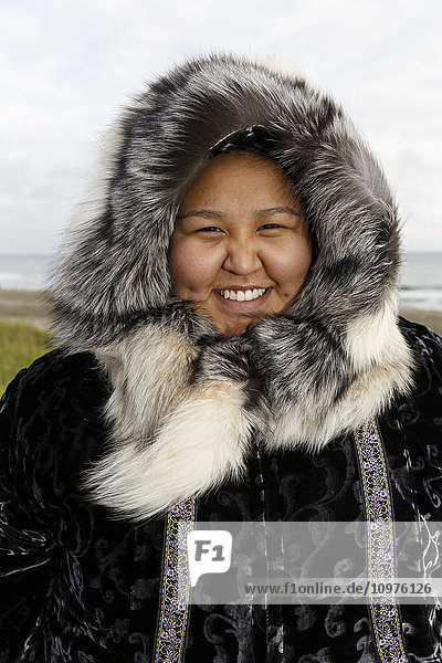 Porträt eines Yupik Eskimo-Mädchens mit traditionellem Pelzparka und Halskrause Nome  Alaska  Sommer