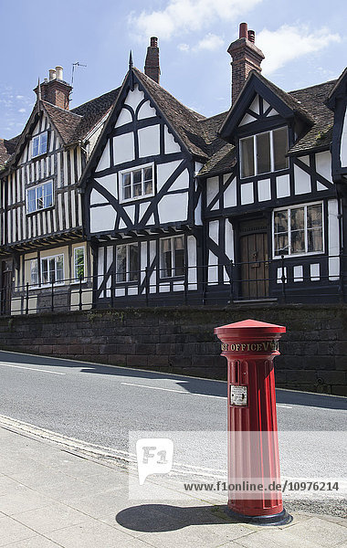Viktorianische Säulenkästen und Tudorhäuser; Warwick  England