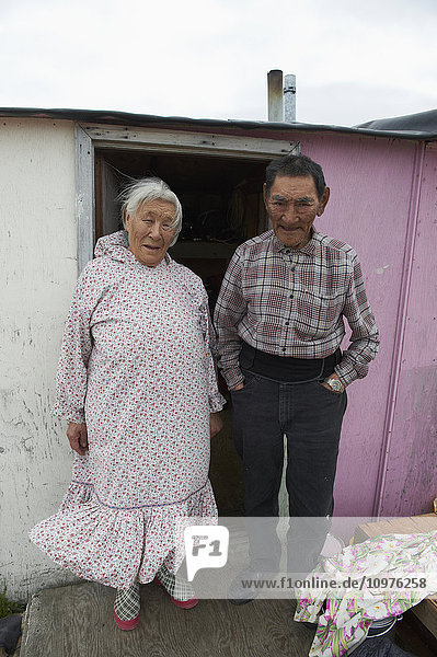 Älteres Inuit-Paar in der Tür ihrer Hütte; Cambridge Bay  Victoria Island  Nunavut  Kanada .