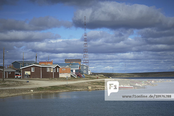 Häuser und Boote entlang des Ufers; Cambridge Bay  Nunavut  Kanada