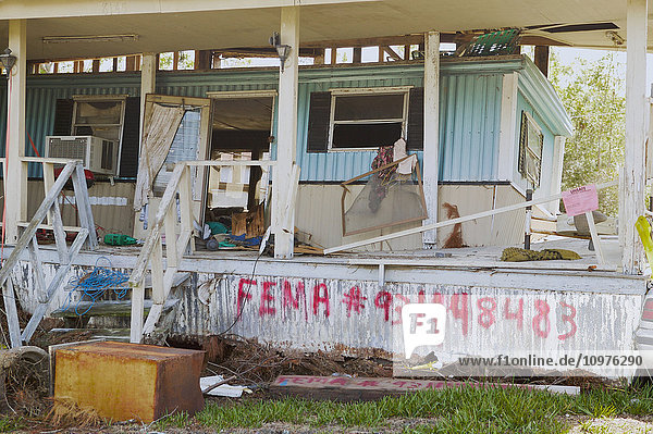 Zerstörung durch den Hurrikan Katrina  FEMA-Notizen auf ein Haus gesprüht; New Orleans  Louisiana  Vereinigte Staaten von Amerika'.
