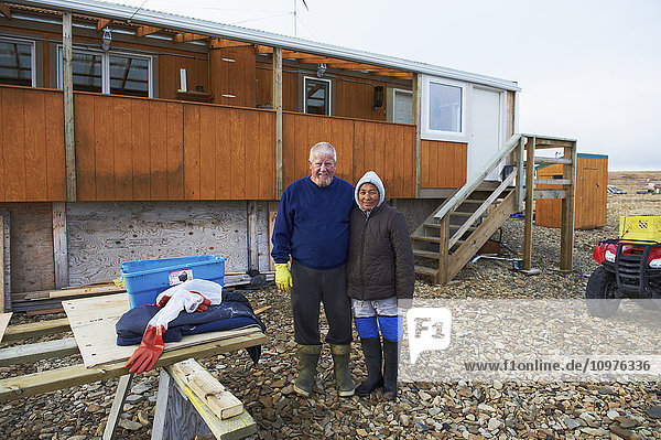 Paar vor seiner Hütte  Western Arm  nahe Cambridge Bay; Nunavut  Kanada'.