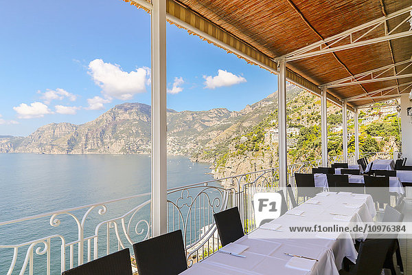 Ein Millionen-Dollar-Blick vom Balkon eines Restaurants in einem Küstenort am Mittelmeer entlang der Touristenstraße der Amalfiküste in Italien; Amalfi  Provinz Salerno  Italien'.