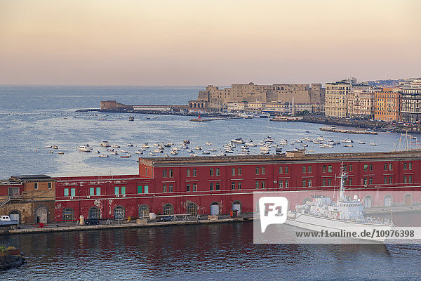 Frühmorgendlicher Blick auf den Hafen von Neapel  Italien  vom Oberdeck eines Kreuzfahrtschiffs auf das Mittelmeer und den Marinestützpunkt und Fährhafen von Neapel; Neapel  Kampanien  Italien'.
