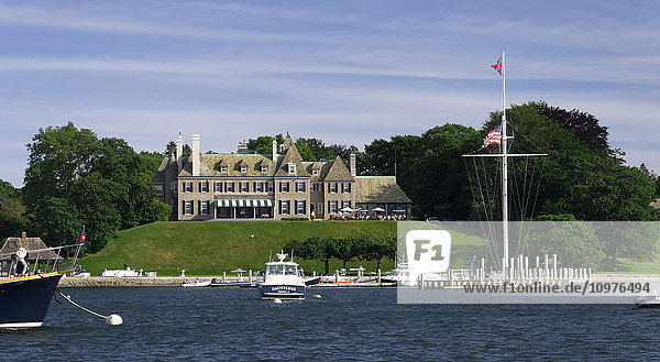 Sommer-Clubhaus des New York Yacht Club mit Menschen auf der Terrasse  davor ankernde Yachten; Newport  Rhode Island  Vereinigte Staaten von Amerika'.