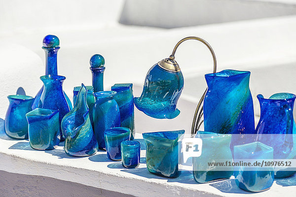 Wunderschöne blaue handgefertigte Kunstwerke aus Glas  die an Touristen als Souvenirs verkauft werden; Santorin  Griechenland'.