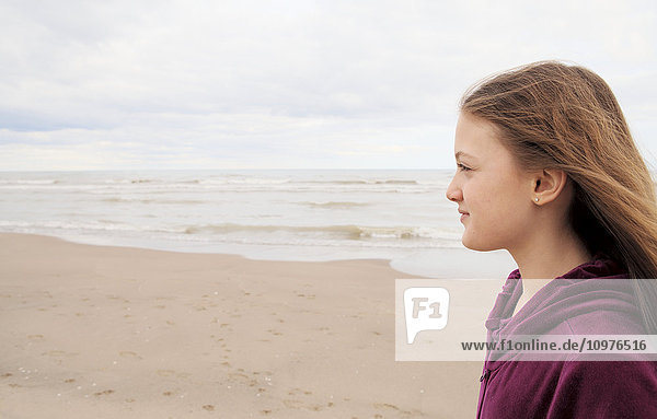 Mädchen steht am Strand; Toronto  Ontario  Kanada'.