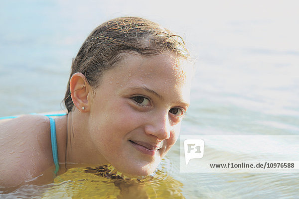 Porträt eines Mädchens beim Schwimmen im Crystal Lake; Ontario  Kanada