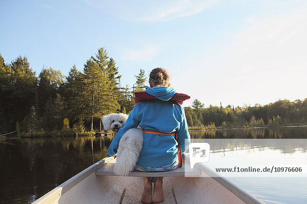 Mädchen im Kanu mit ihrem Hund; Ontario  Kanada'.