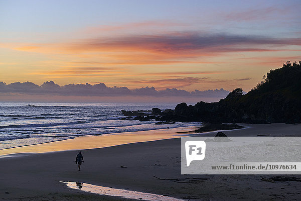 Spaziergang am Strand bei Sonnenuntergang; Port Macquarie  New South Wales  Australien