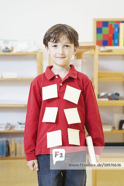 Junge im Klassenzimmer mit Haftnotizen auf dem Hemd; Toronto  Ontario  Kanada'.