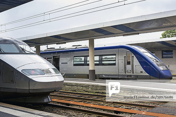 Nahaufnahme von zwei Stromlinienzügen im Bahnhof; Brest  Bretagne  Frankreich'.