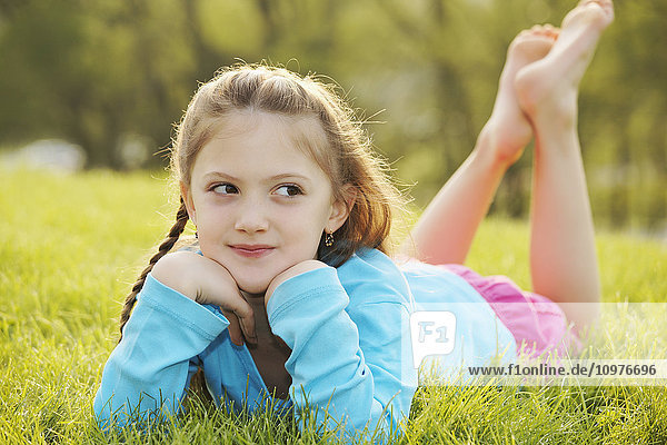 Porträt eines im Gras liegenden Mädchens; Toronto  Ontario  Kanada'.