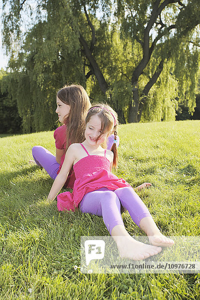 Schwestern spielen in einem Park; Toronto  Ontario  Kanada'.