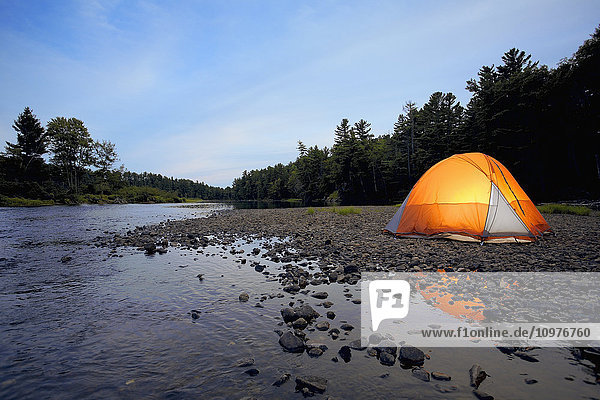 Beleuchtetes Zelt am Muskoka-Fluss; Bracebridge  Ontario  Kanada'.