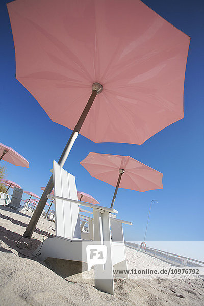 Rosa Sonnenschirme und Muskoka-Stühle am Sugar Beach; Toronto  Ontario  Kanada'.
