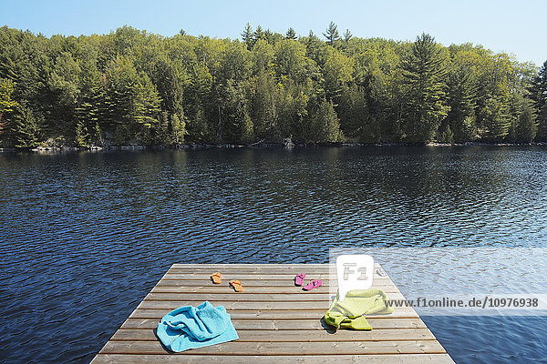 Handtücher und Badelatschen auf dem Steg; Crystal Lake  Ontario  Kanada