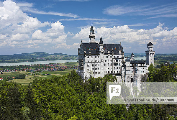 Schloss Neuschwanstein mit Blick auf den Banwaldsee  in der Nähe der Stadt Füssen; Bayern  Deutschland'.