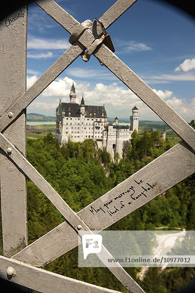 Ein schöner Spruch auf dem Geländer oberhalb der Flussschlucht neben dem Schloss Neauschwanstein  in der Nähe von Füssen  Bayern  Deutschland .