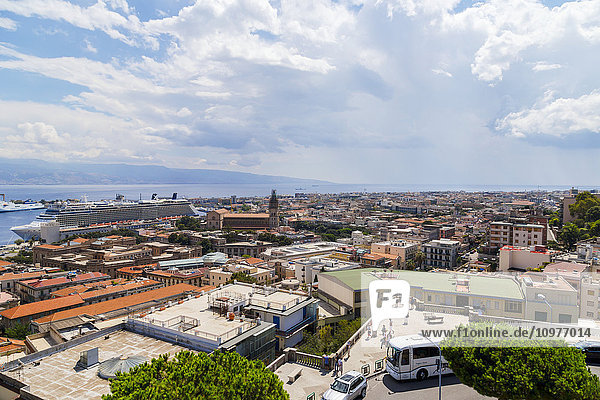 Weitwinkelansicht der Stadt Messina auf einem Hügel am Mittelmeer; Messina  Sizilien  Italien'.