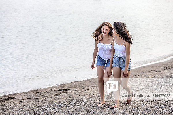Zwei Mädchen gehen am Strand entlang; Toronto  Ontario  Kanada'.