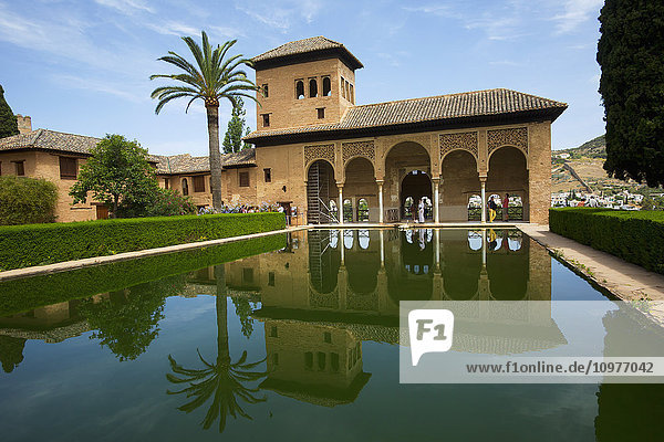 Torre de las Damas  Reflexionsbecken im Alhambra-Palast; Malaga  Spanien'.