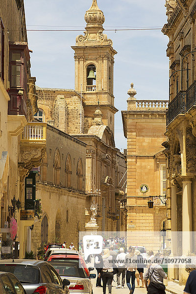 Touristen auf dem Weg zur St. Paul's Cathedral; Mdina  Malta'.