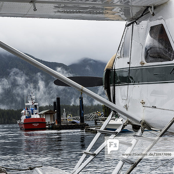 Wasserflugzeug in der Nähe eines angedockten Bootes; Tofino  Vancouver Island  British Columbia  Kanada'.