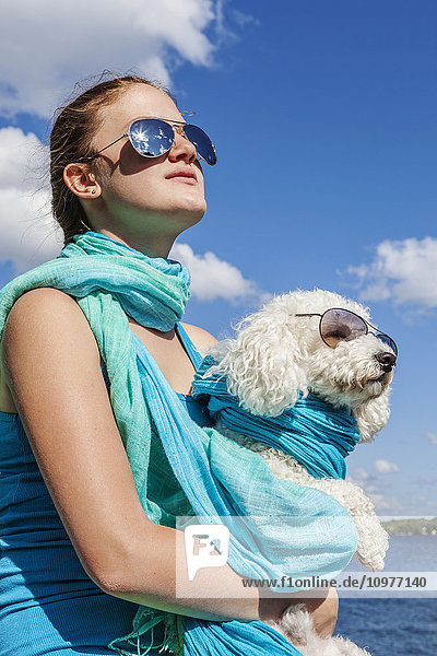Mädchen und ihr Hund tragen passende Sonnenbrillen; Balsam Lake  Ontario  Kanada'.