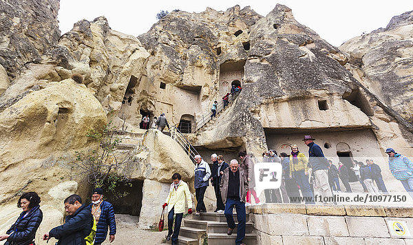 Touristen im Goreme-Nationalpark; Goreme  Kappadokien  Türkei'.