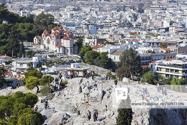 Stadtbild von Athen und Touristen auf dem Areopag; Athen  Griechenland'.