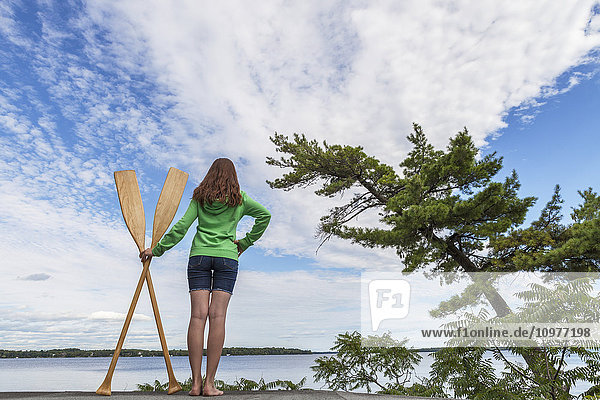 Mädchen hält Paddel mit Blick auf den Balsam Lake; Ontario  Kanada'.