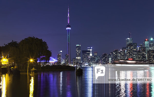 Skyline der Stadt bei Nacht von Centre Island aus; Toronto  Ontario  Kanada'.