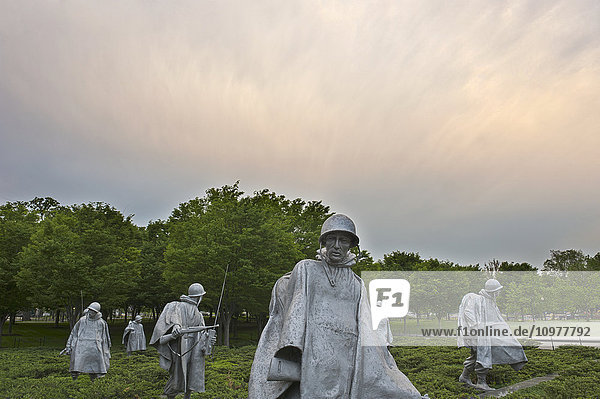Eine Gruppe von Statuen stellt ein Geschwader auf Patrouille am Korean War Veterans Memorial in Washington  D.C. mit dem Washington Monument im Hintergrund dar; Washington  District of Columbia  Vereinigte Staaten von Amerika'.