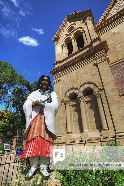 Statue der heiligen Kateri Tekakwitha  die als erste nordamerikanische Indianerin seliggesprochen wurde  Kathedralenbasilika des Heiligen Franz von Assisi; Santa Fe  New Mexico  Vereinigte Staaten von Amerika'.