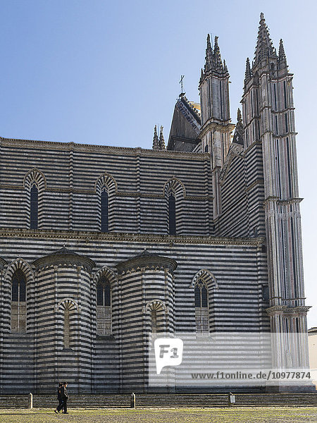 Kathedrale von Orvieto mit verzierten Gipfeln und einer gestreiften Fassade; Orvieto  Umbrien  Italien