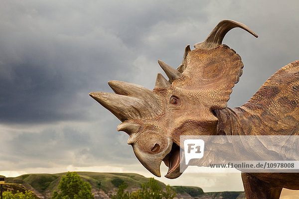 Dinosaurier-Skulptur im Freien im Royal Tyrell Museum Of Palaeontology; Drumheller  Alberta  Kanada