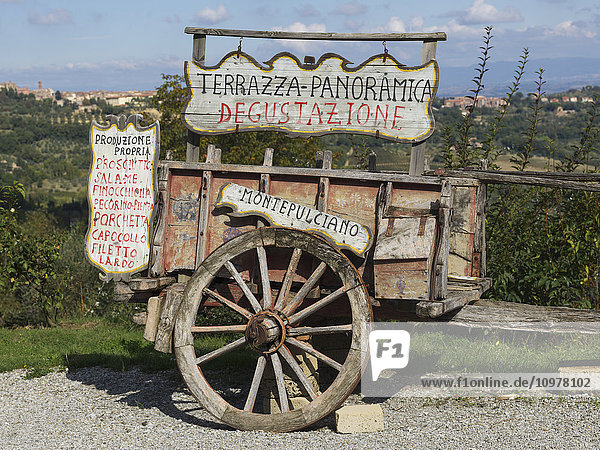 Ein Holzkarren mit zahlreichen Schildern in italienischer Sprache; Gaiole in Chianti  Toskana  Italien'.